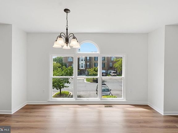 3rd image of 18 Victoria Sq