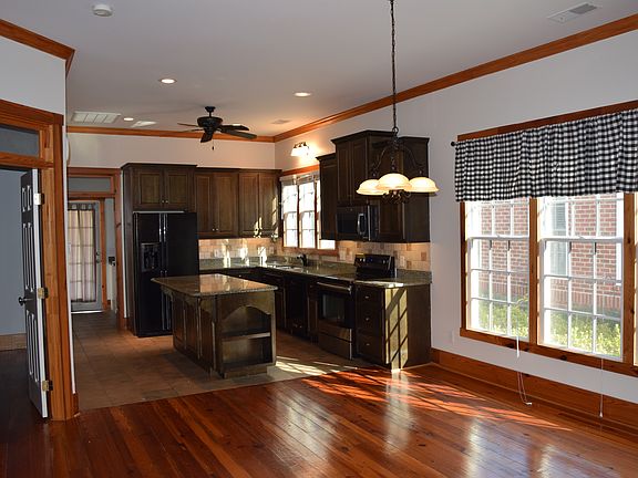 Huge eat-in kitchen!