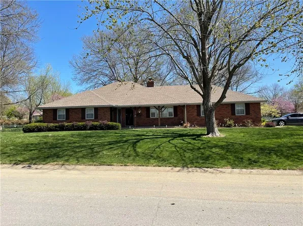 1501 S Edgevale Dr, Harrisonville, MO 64701