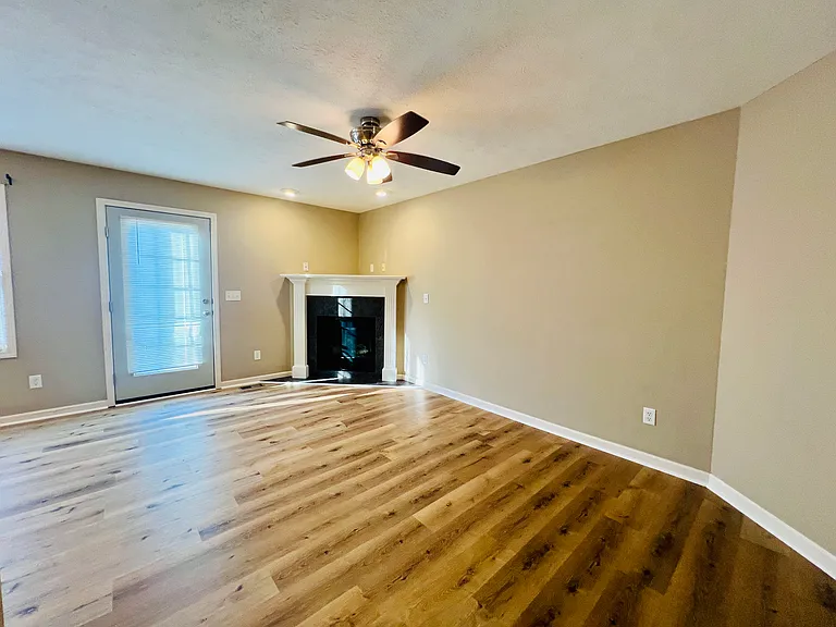 1112 Ekstam Dr #4 — Photo 7