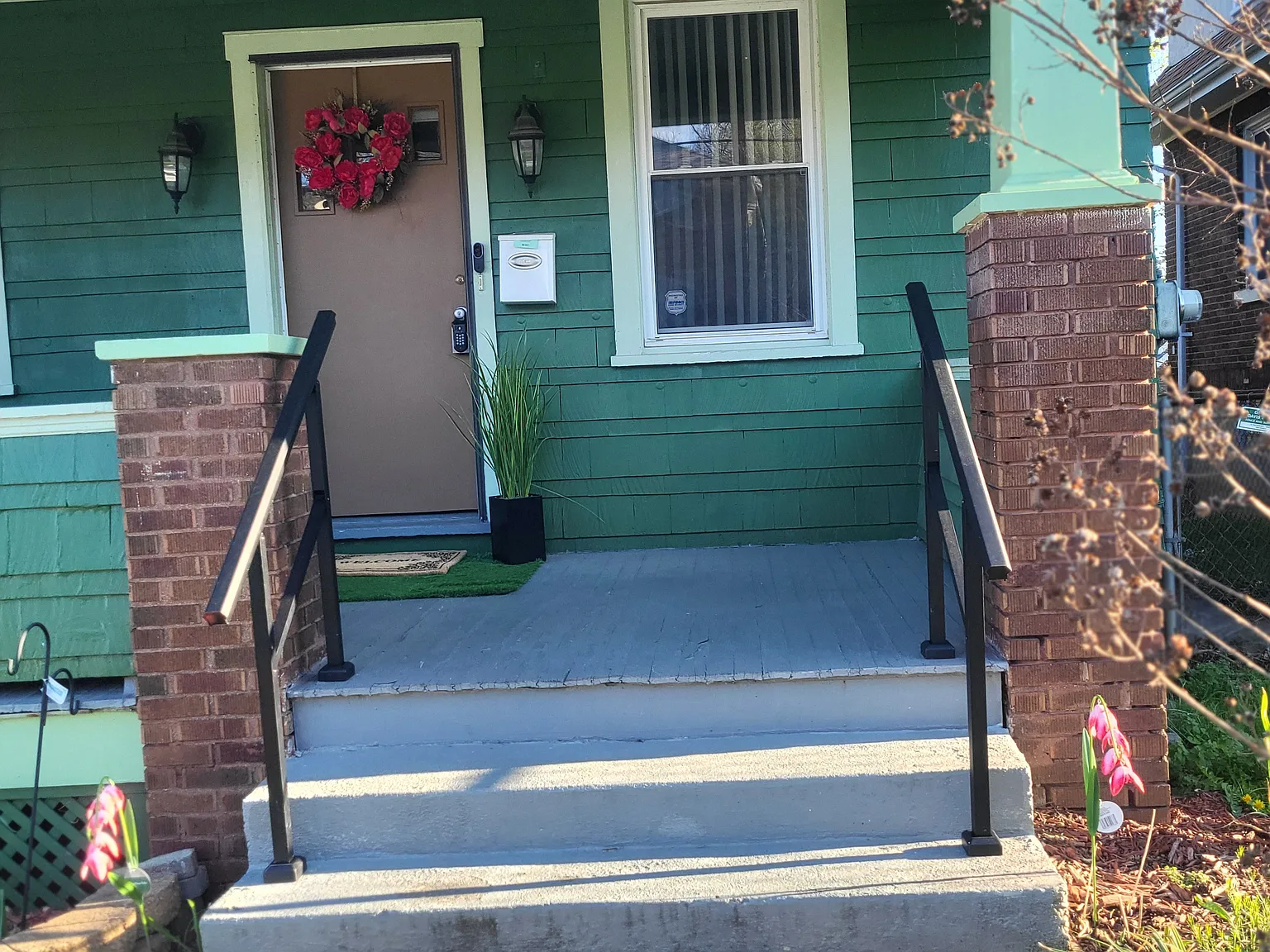 3 bed, 2300 sqft, $1,500 — Photo 2
