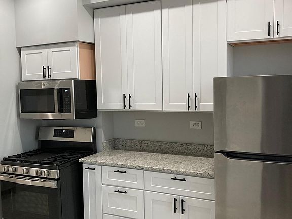 Granite Counter Top, New Appliances, Oven with Air Fryer!