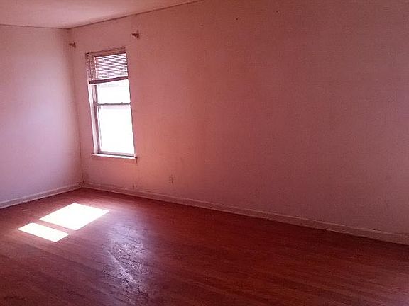 4th image of 1338 Lonsdale Ave