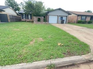 632 NW 18th Pl, Moore, OK 73160
