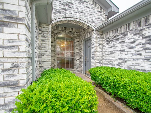 2nd image of 2404 Whispering Creek Dr
