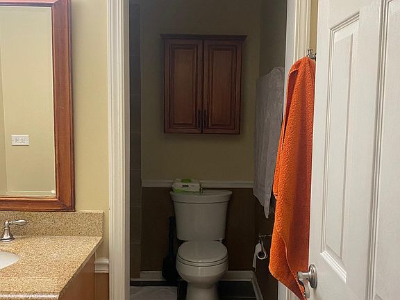 3rd image of 9S070 Lake Dr APT 202