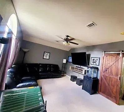3 bed, 2.5 bath, 2256 sqft, $2,400 — Photo 3