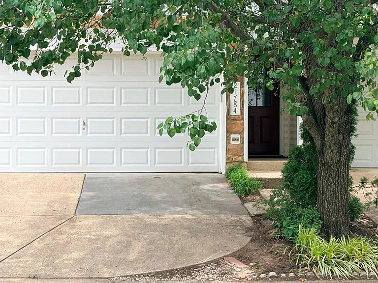 21784 Oakville Ter — Photo 2