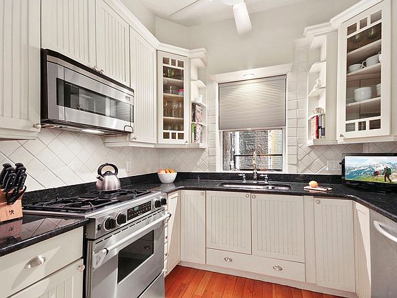 2nd image of 165 E 60th St APT 2C