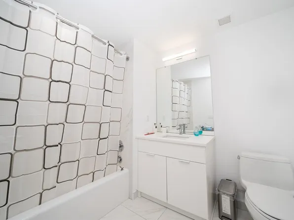 9 Avenue At Port Imperial image 8 of 13