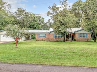 105 Golfview Dr, Hilltop Lakes, TX 77871