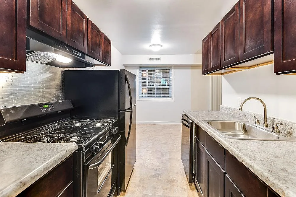 3 bed, 950 sqft, $2,100 — Photo 1