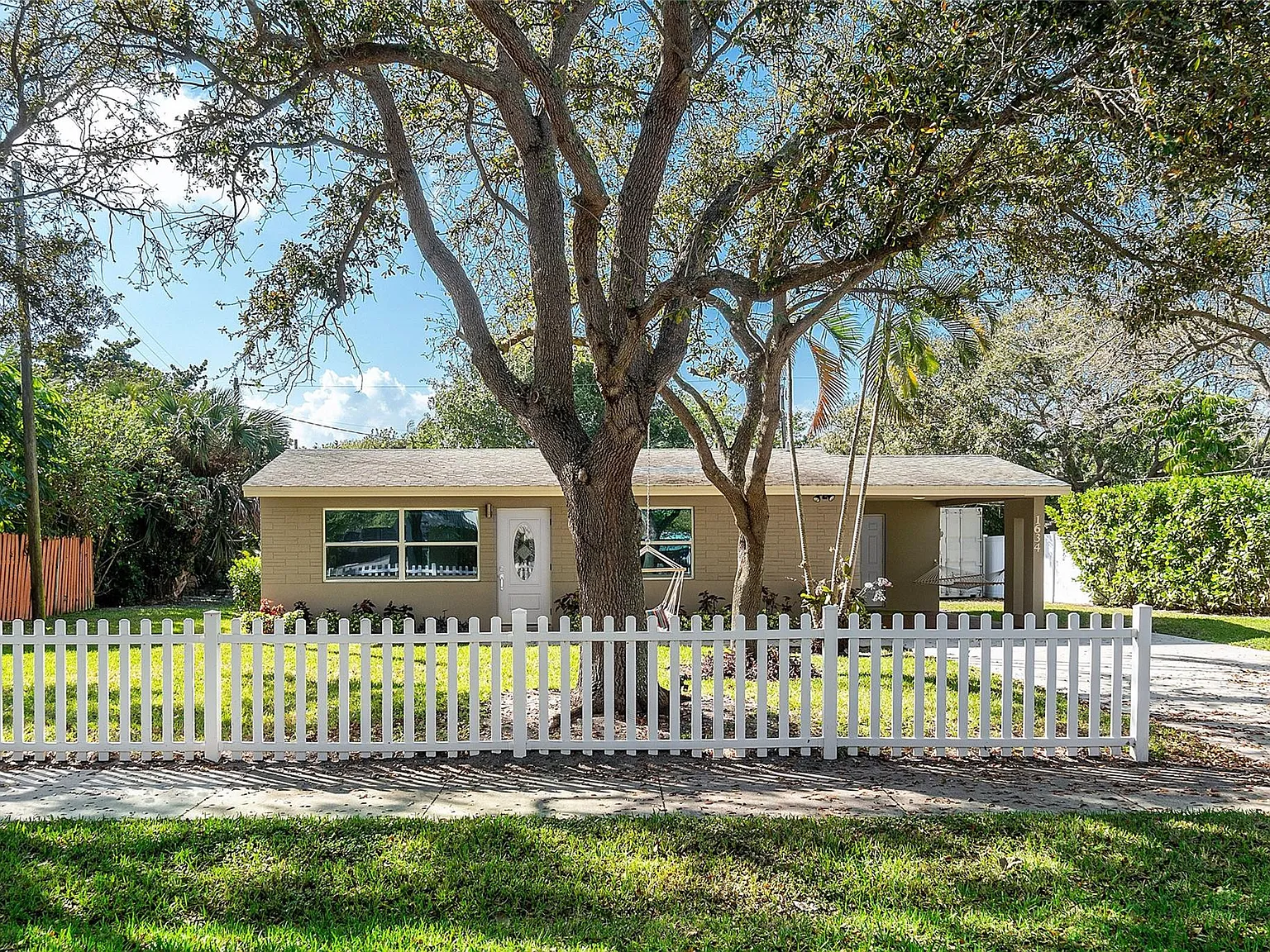 3 bed, 1.0 bath, 986 sqft, $3,300 — Photo 3