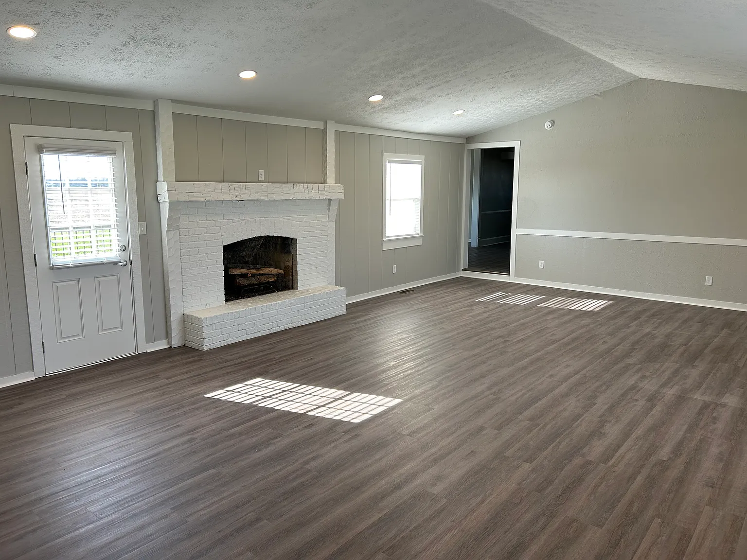 3 bed, 2288 sqft, $1,900 — Photo 2