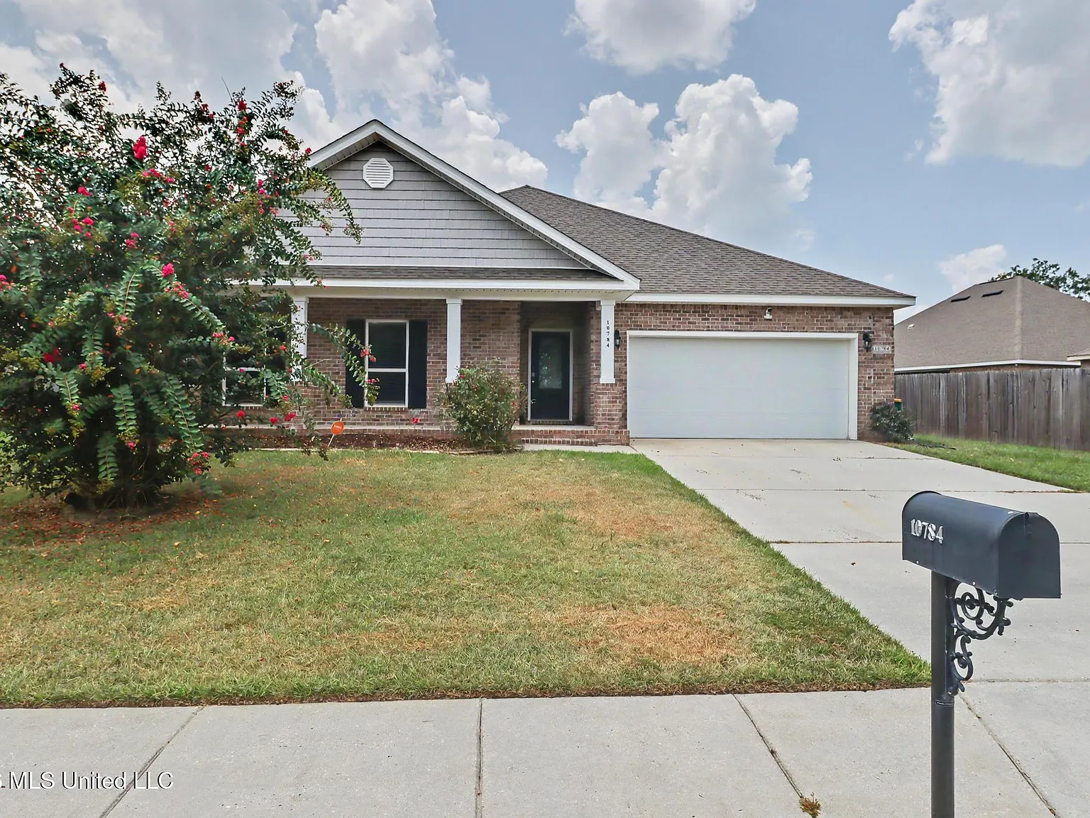 4 bed, 2.5 bath, 2356 sqft, $2,200 — Photo 2