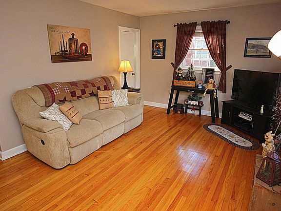 3rd image of 4522 Summit Dr NW