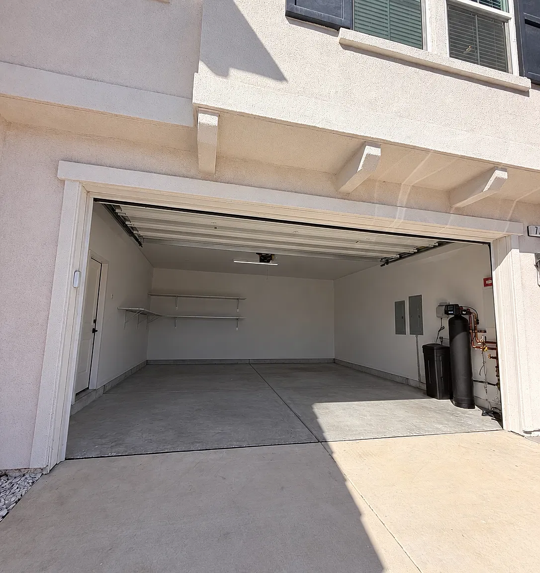 4 bed, 2.5 bath, 1900 sqft, $6,800 — Photo 2