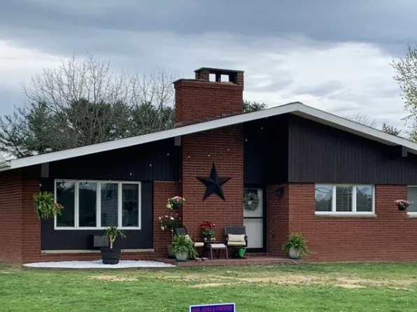 1576 E Laurel Cir, Mount Pleasant, PA 15666