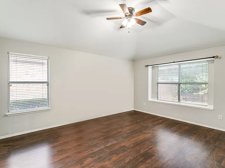 2408 Graystone Ln — Photo 10