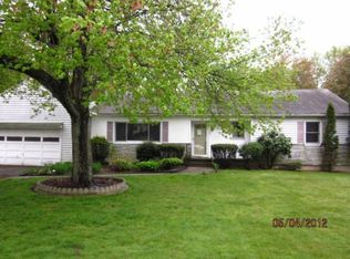 29 Meadow Rd, Trumbull, CT 06611