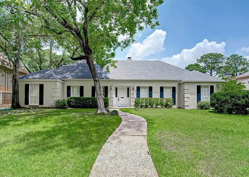 Beautiful traditional Wilchester home.