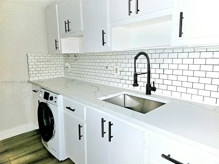 335 SW 20th St #8 — Photo 6