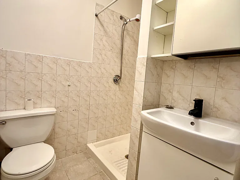 603 Seneca Ave #2L — Photo 4