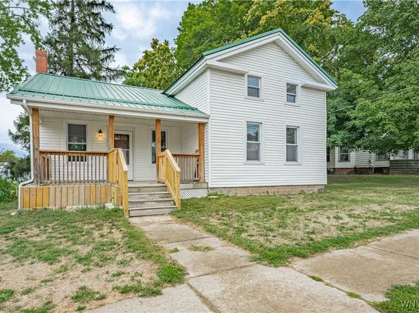 15 Maple Ave, Lyndonville, NY 14098