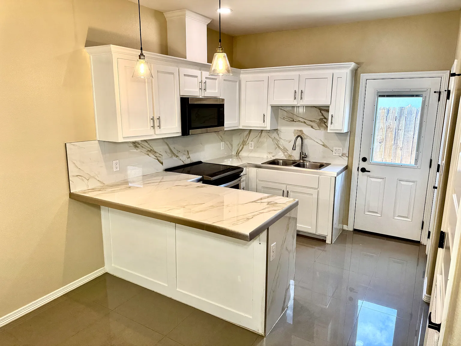 5104 N Winona Dr — Photo 2