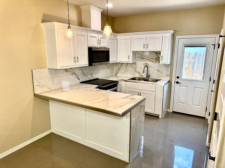 5104 N Winona Dr — Photo 2