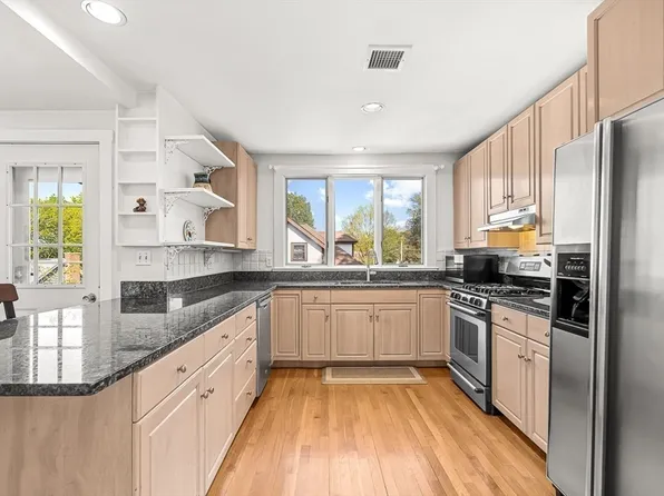 12 Barnes Rd #2, Newton, MA 02458