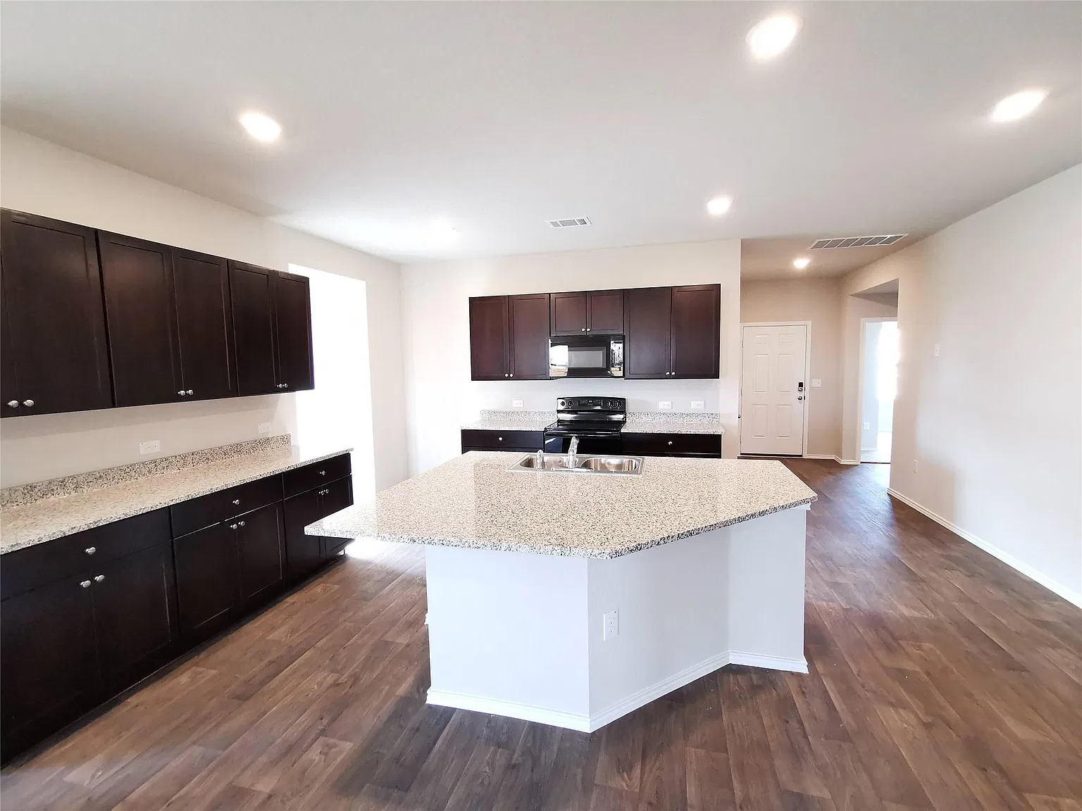 4 bed, 2.0 bath, 2032 sqft, $2,100 — Photo 2