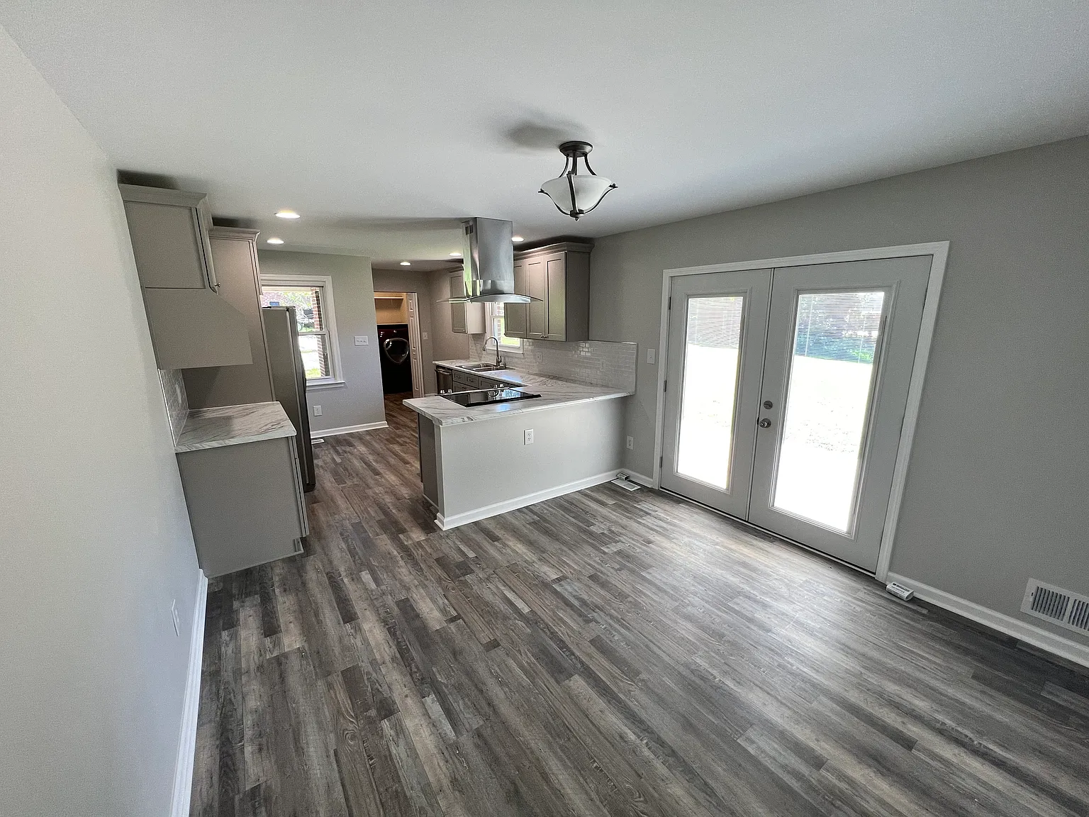 145 West Dr — Photo 3