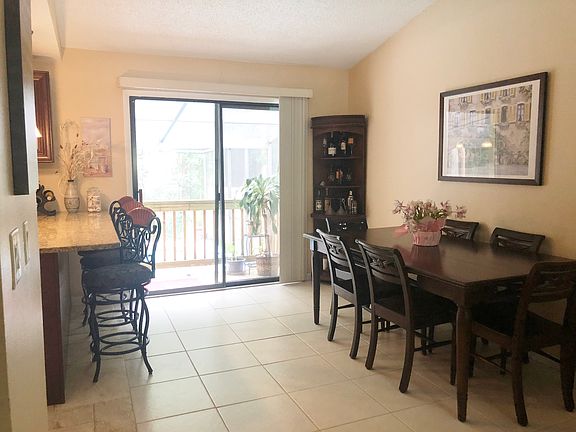 Dinning room with pool acces