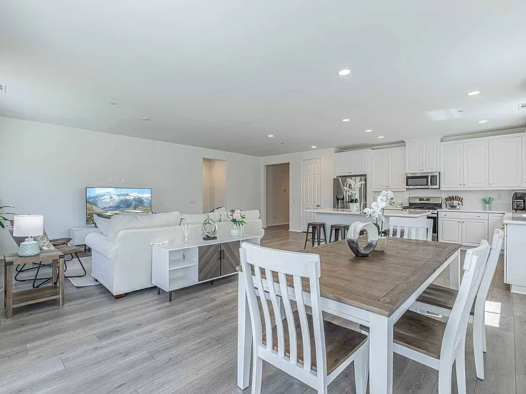 6127 W Avenue J9 — Photo 1