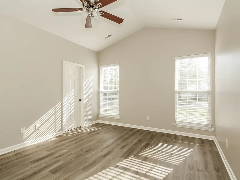 8704 Rozumny Dr — Photo 9