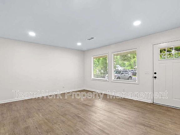 3rd image of 3120 Matipan Ave