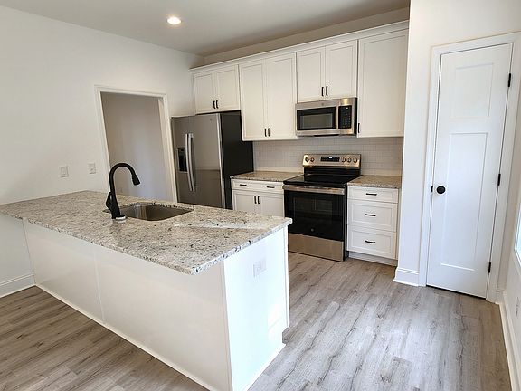 5th image of 3008 Hill St #400