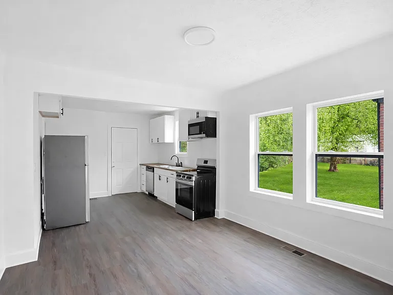 3001 Woodbine Ave — Photo 4