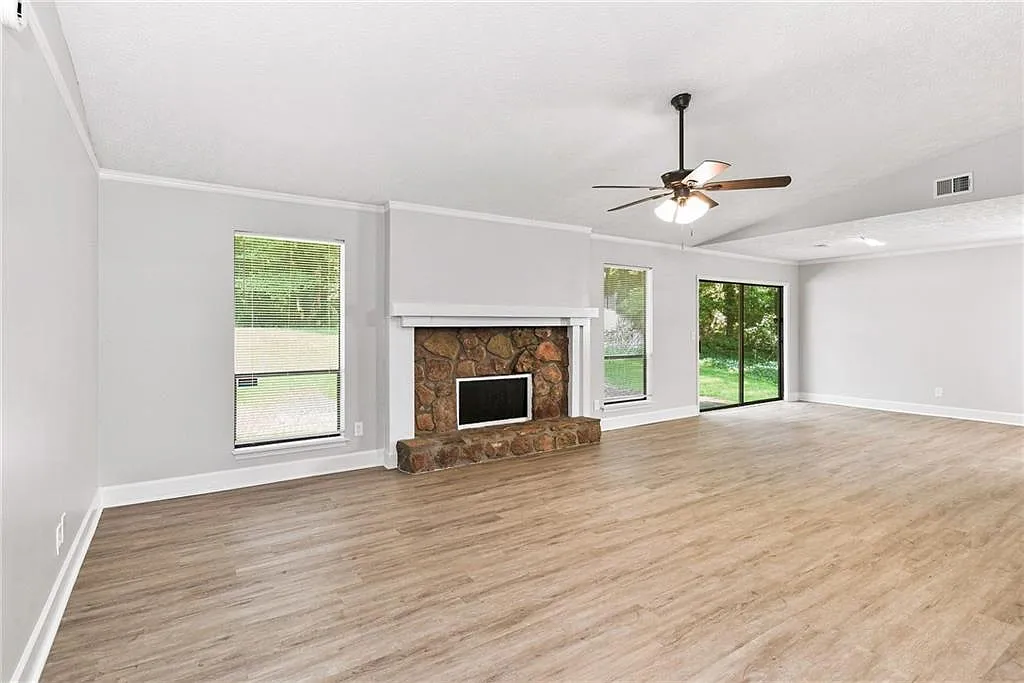 3 bed, 2.0 bath, 1584 sqft, $2,440 — Photo 3