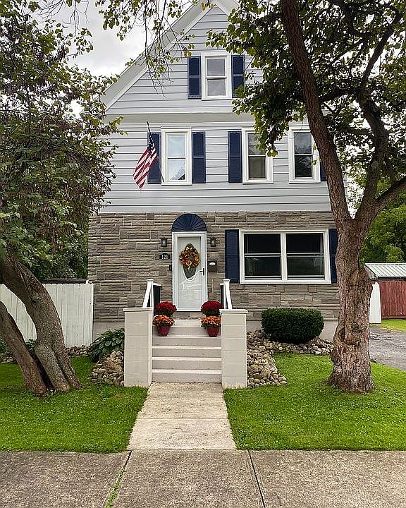 2nd image of 121 Laurel Pl