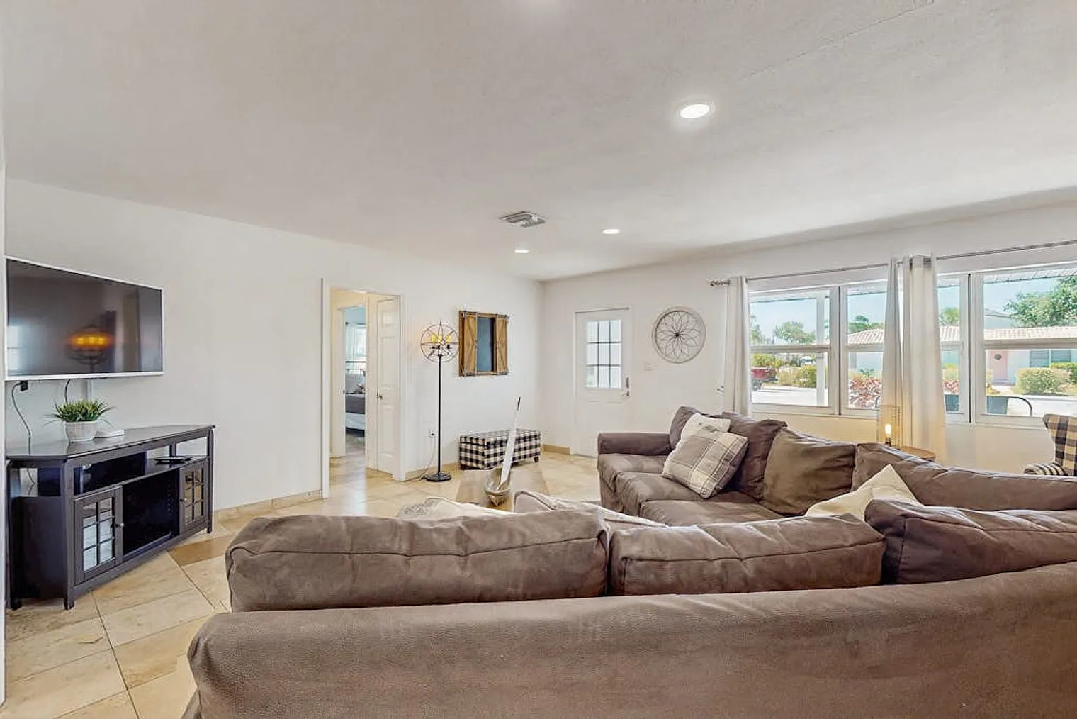 4 bed, 2.0 bath, 2098 sqft, $7,371 — Photo 3