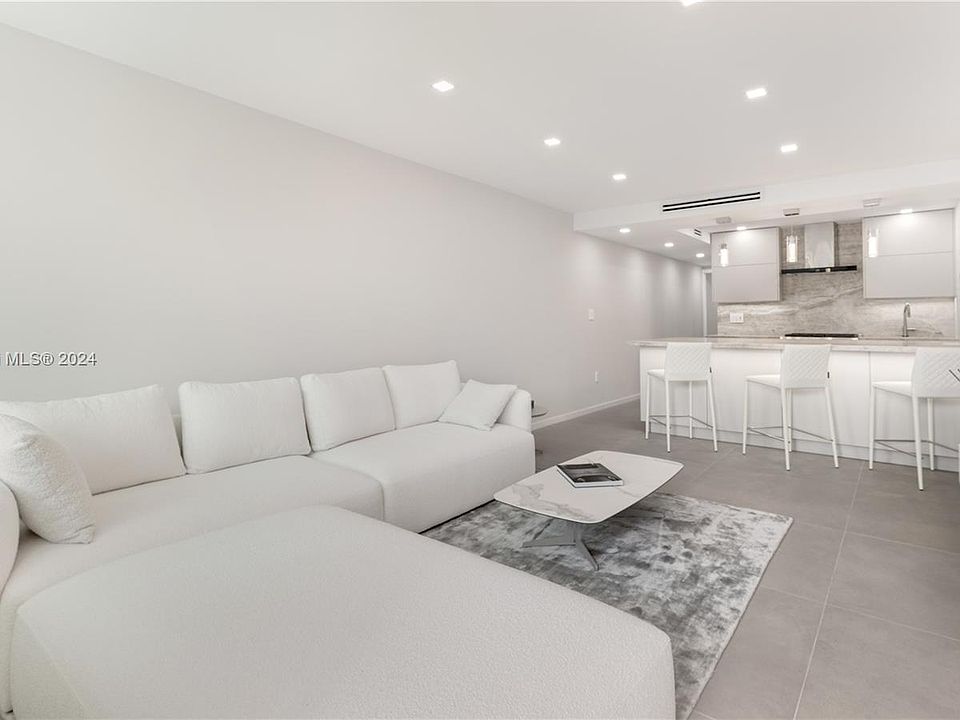 1st image of 405 N Hibiscus Dr APT 203