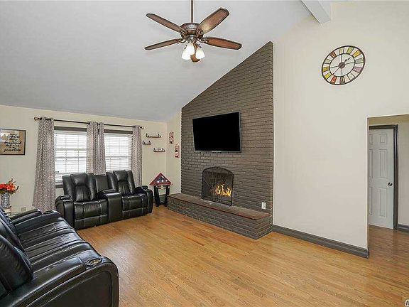 4th image of 42 Wintergreen Dr
