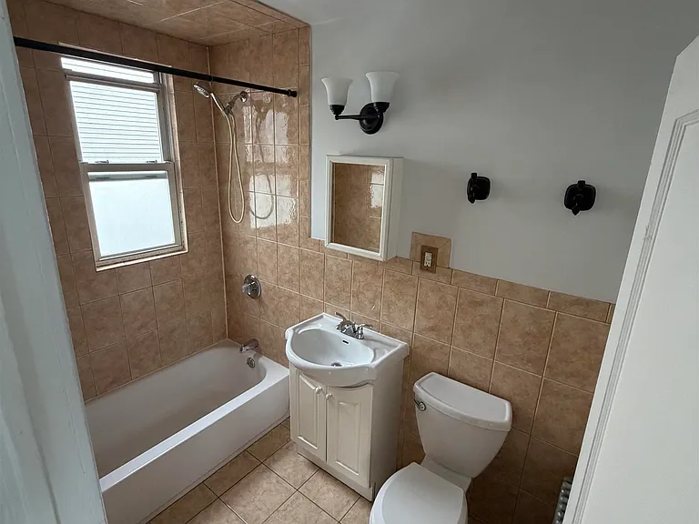 72 Jefferson Ave #2R — Photo 5