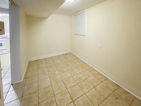 3rd image of 3244 N Lakewood Ave #G