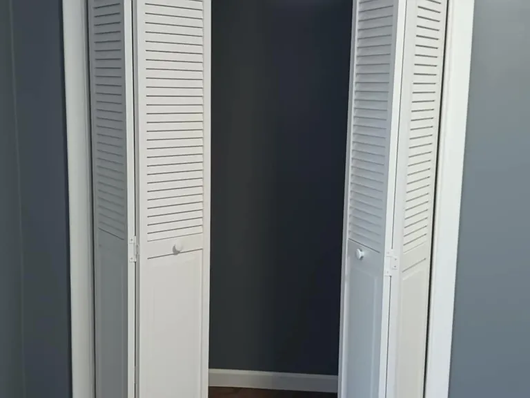 middle bedroom closet
