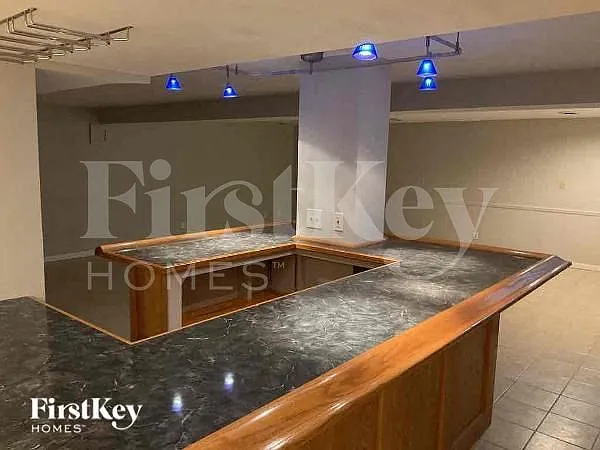 4 bed, 2.5 bath, 2256 sqft, $2,605 — Photo 2
