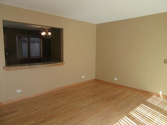 5th image of 5965 N Northwest Hwy APT 101