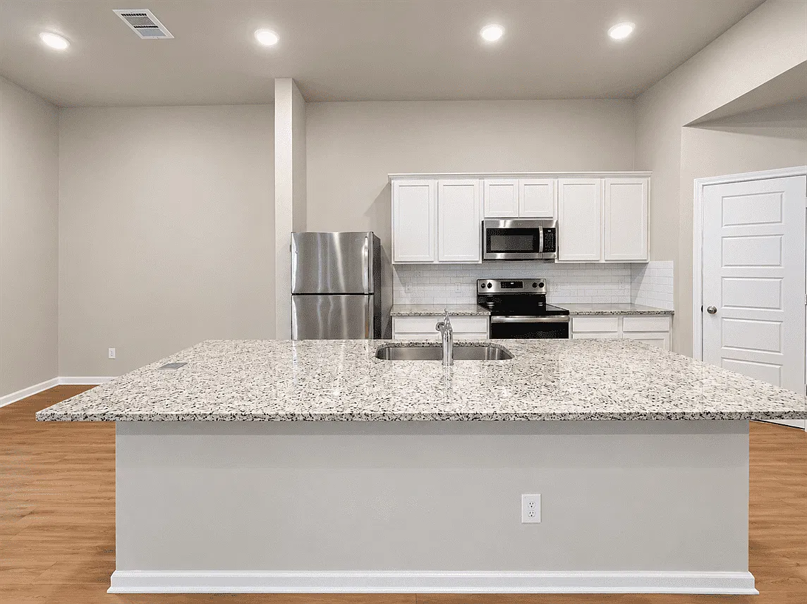 4 bed, 2.5 bath, 1676 sqft, $1,545 — Photo 3